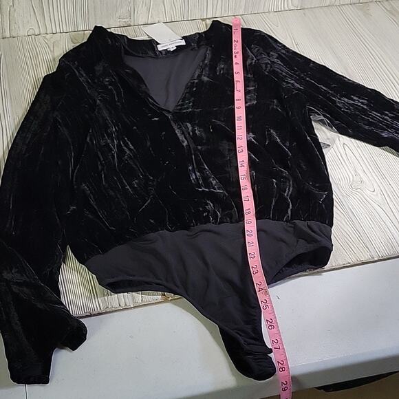 Good American Black Velvet V Neck Bodysuit Top Womens Size 2 Medium NWT - Picture 8 of 11
